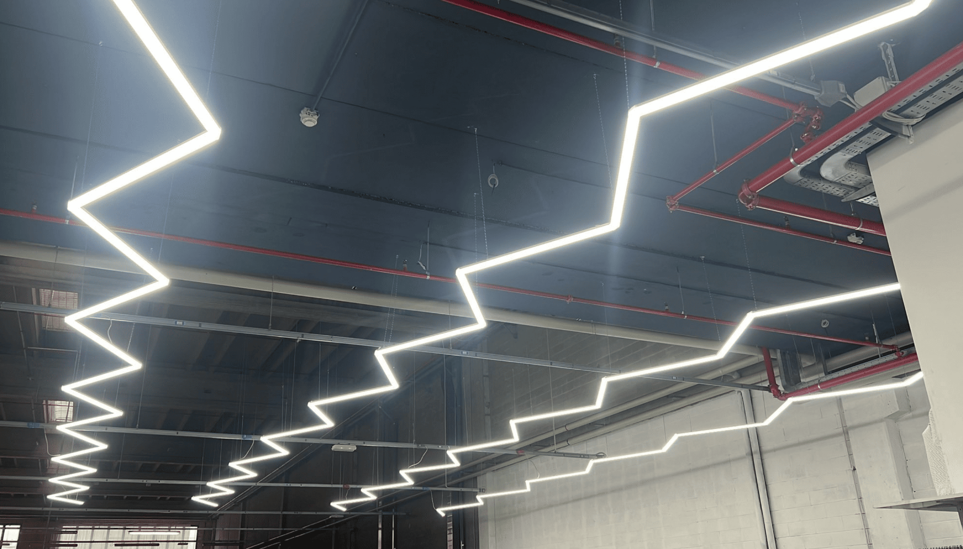 Illuminazione LED a sospensione in ambiente industriale