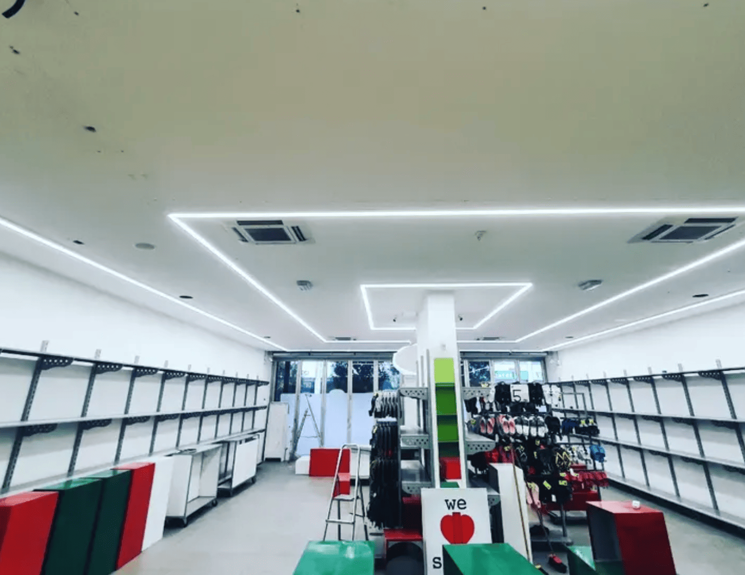 Illuminazione LED perimetrale in spazio retail