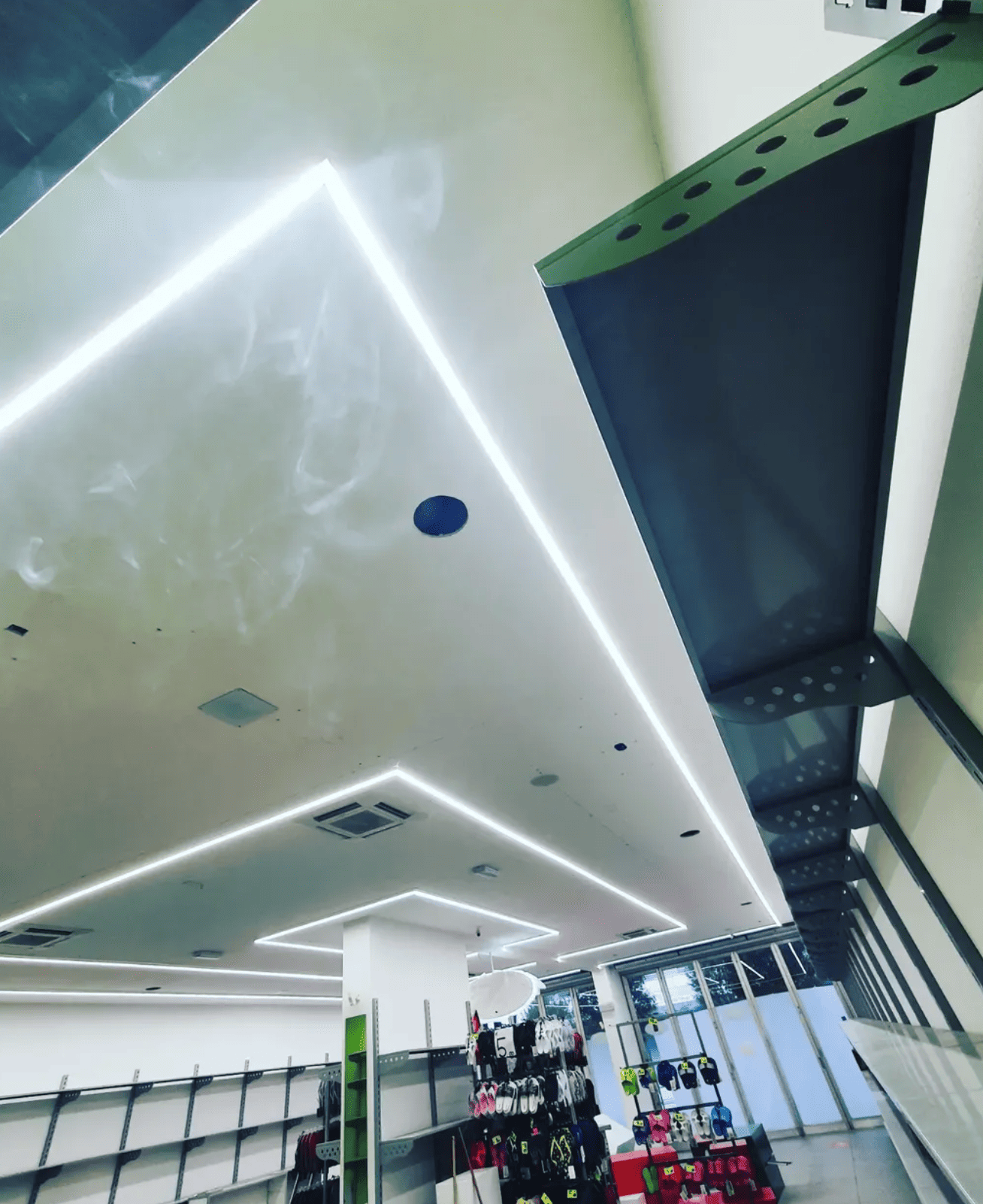 Controsoffitto con tagli di luce LED in negozio