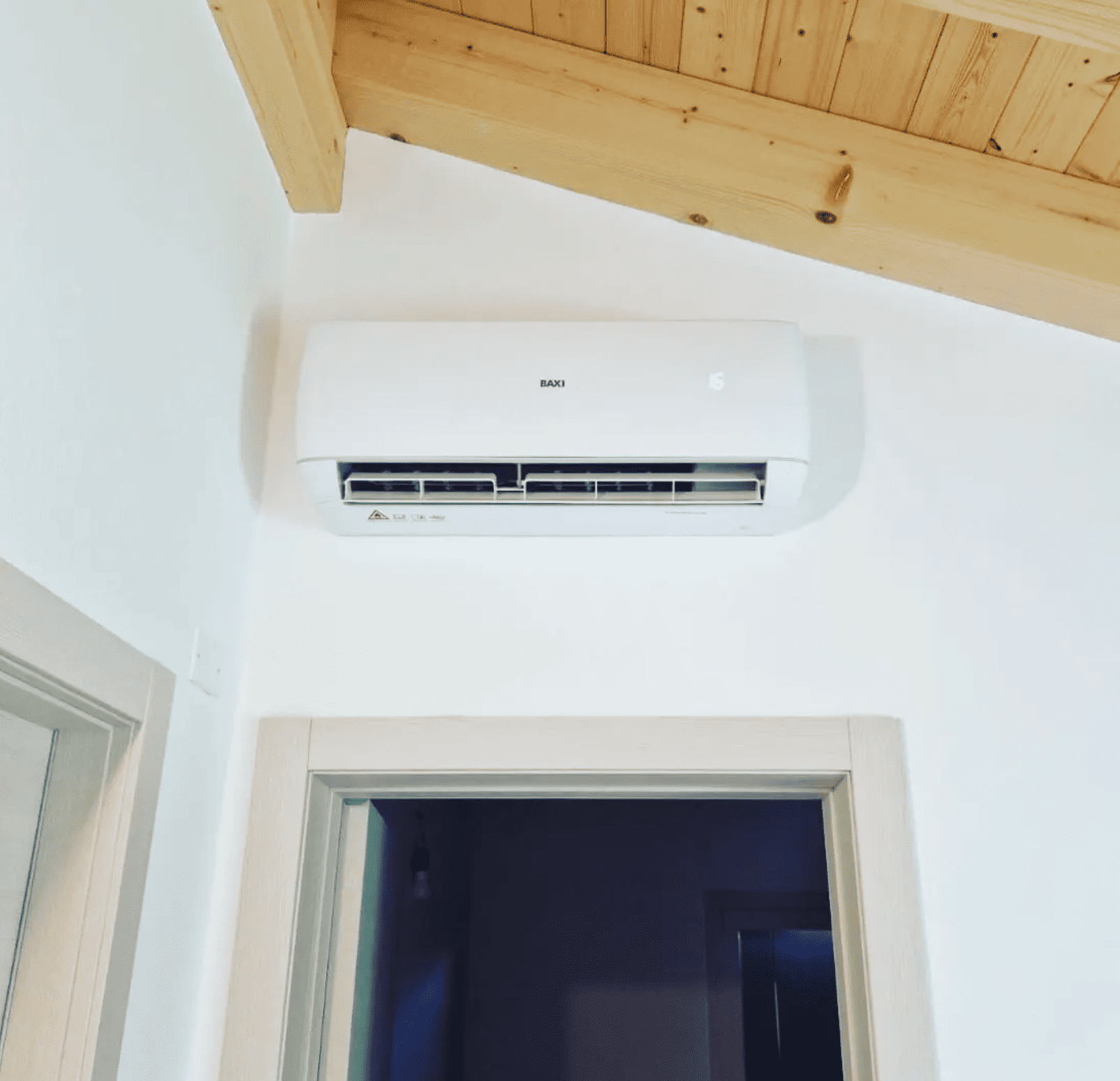 Split climatizzatore in casa con tetto in legno