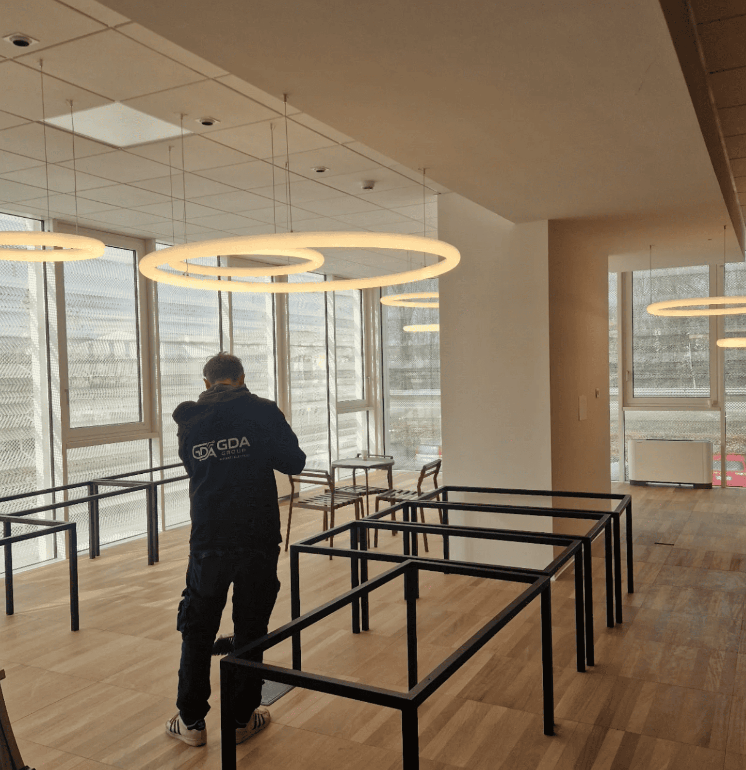 Tecnico GDA Group al lavoro in spazio uffici